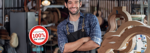 Portrait d'un luthier, petit entrepreneur, dans son atelier.