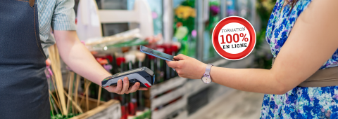 Femme payant avec sa carte chez le fleuriste