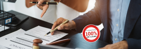 Deux personnes en train d'examiner un contrat