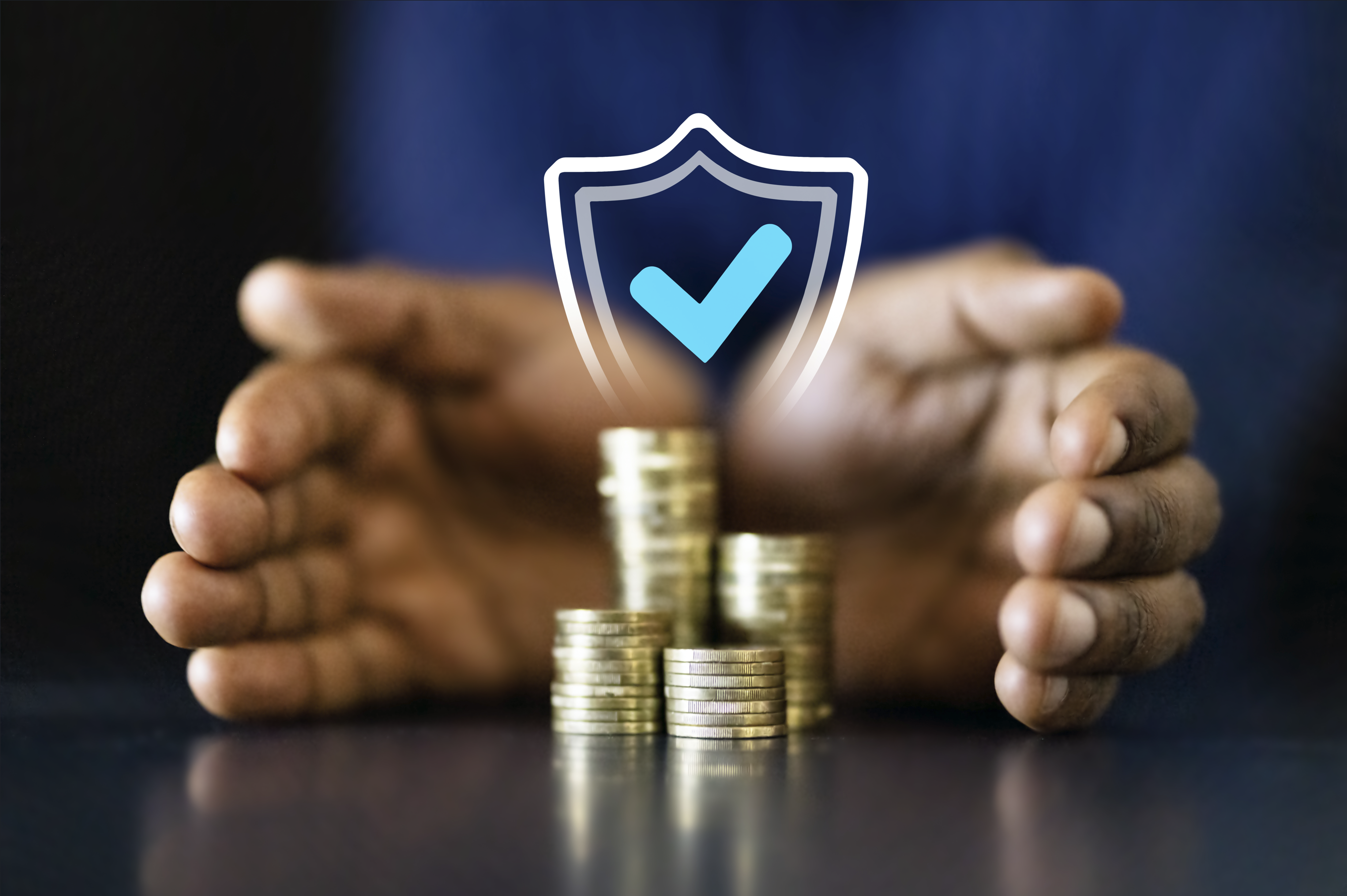 Homme protégeant des pièces, symbolisant la sécurité financière
