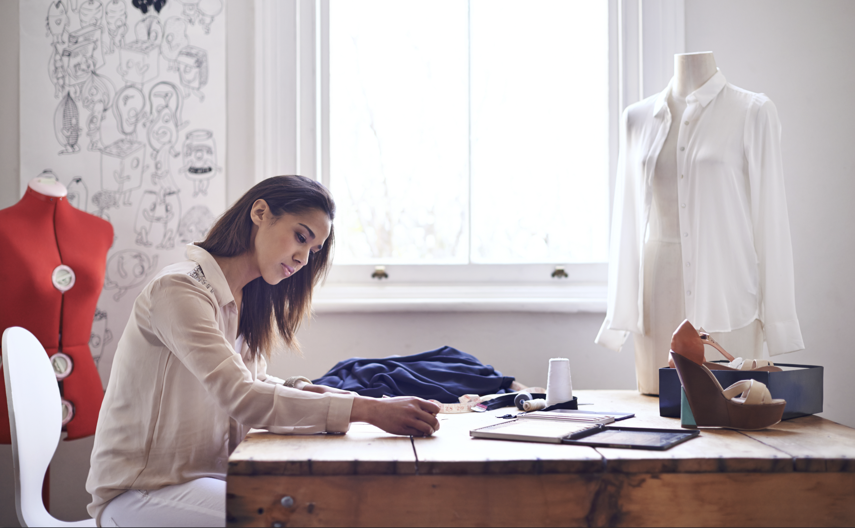 Femme dans son entreprise de coûture