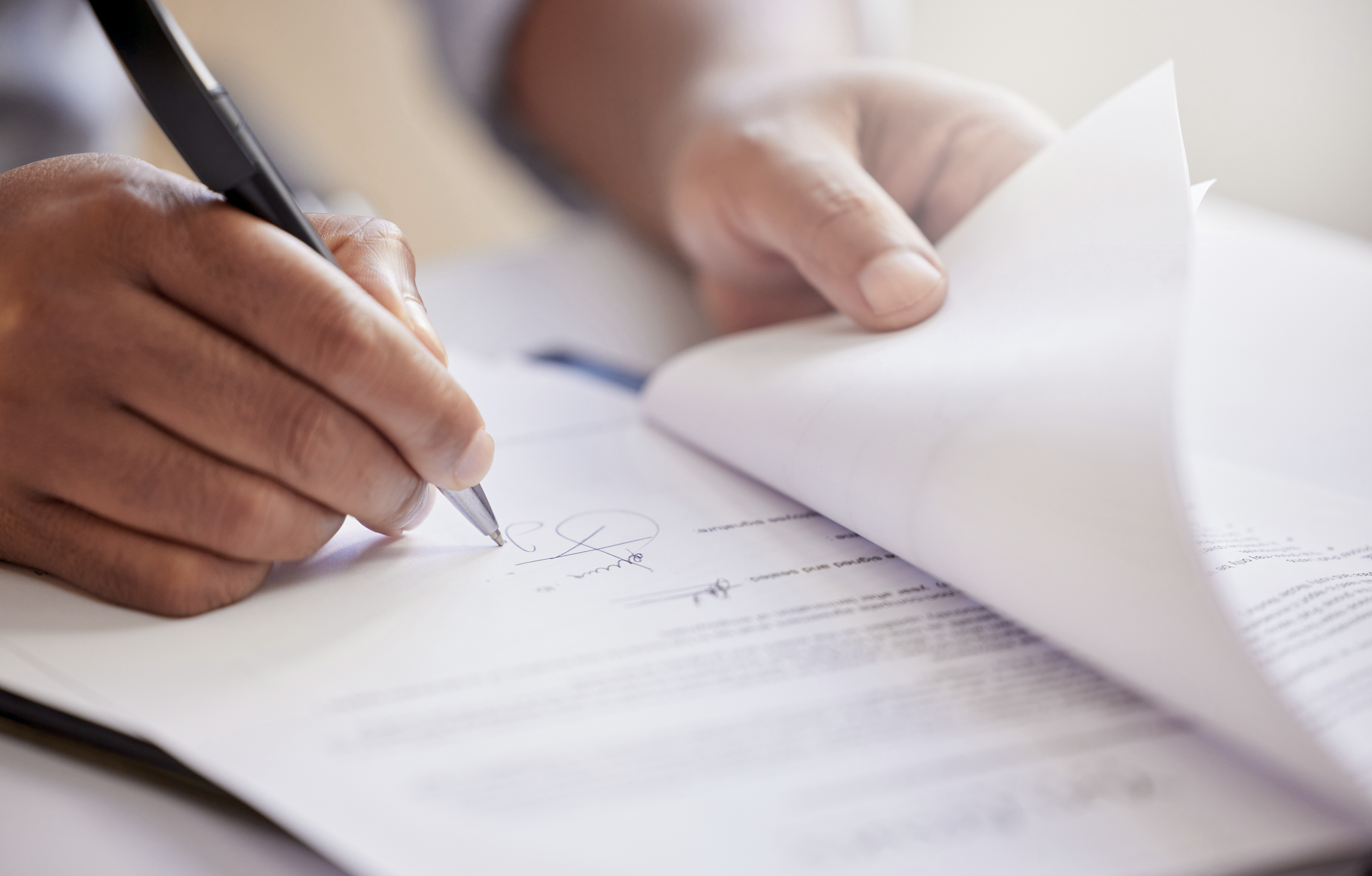 Homme signant un contrat