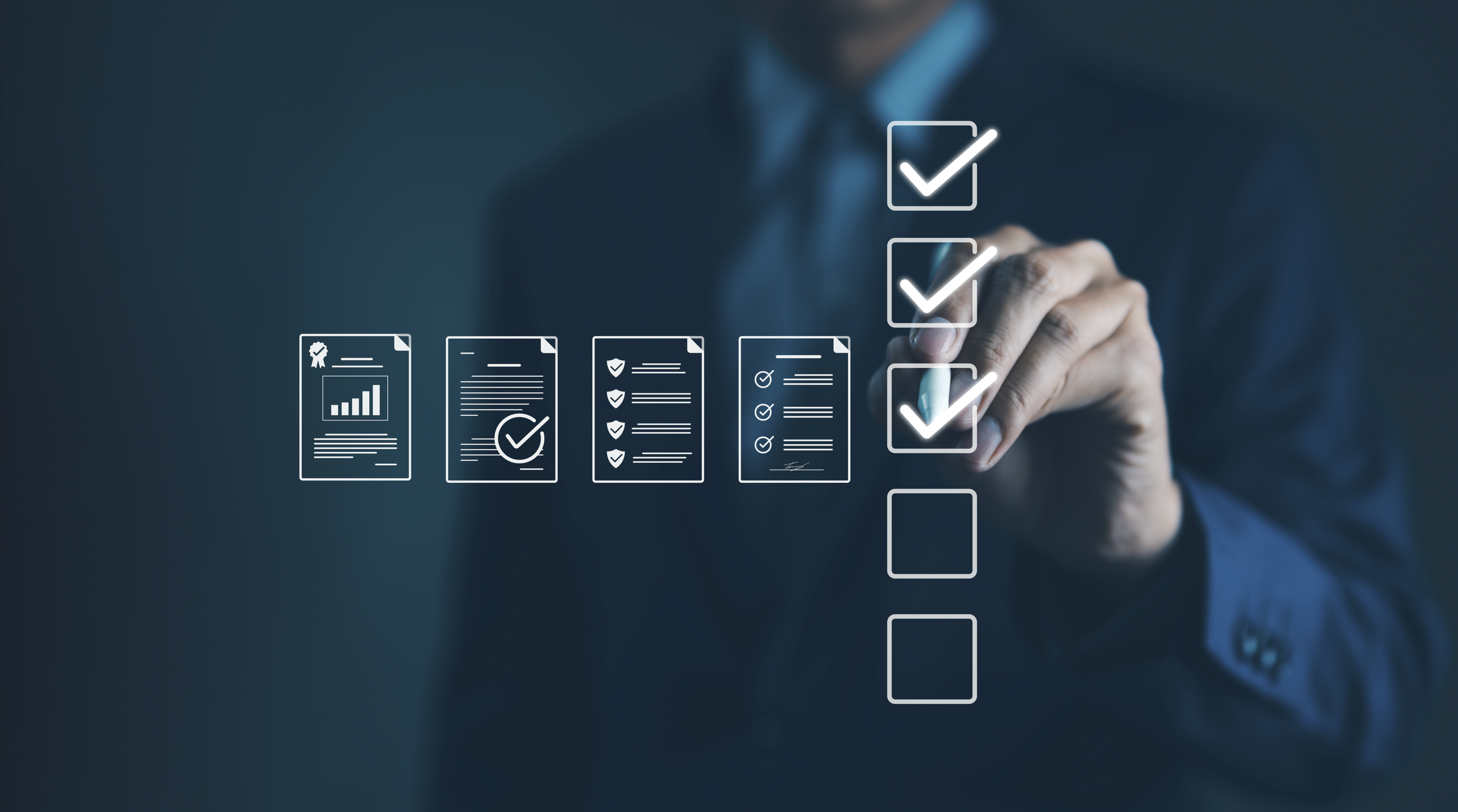 Homme avec une liste virtuelle de règles qu'il coche une fois faites