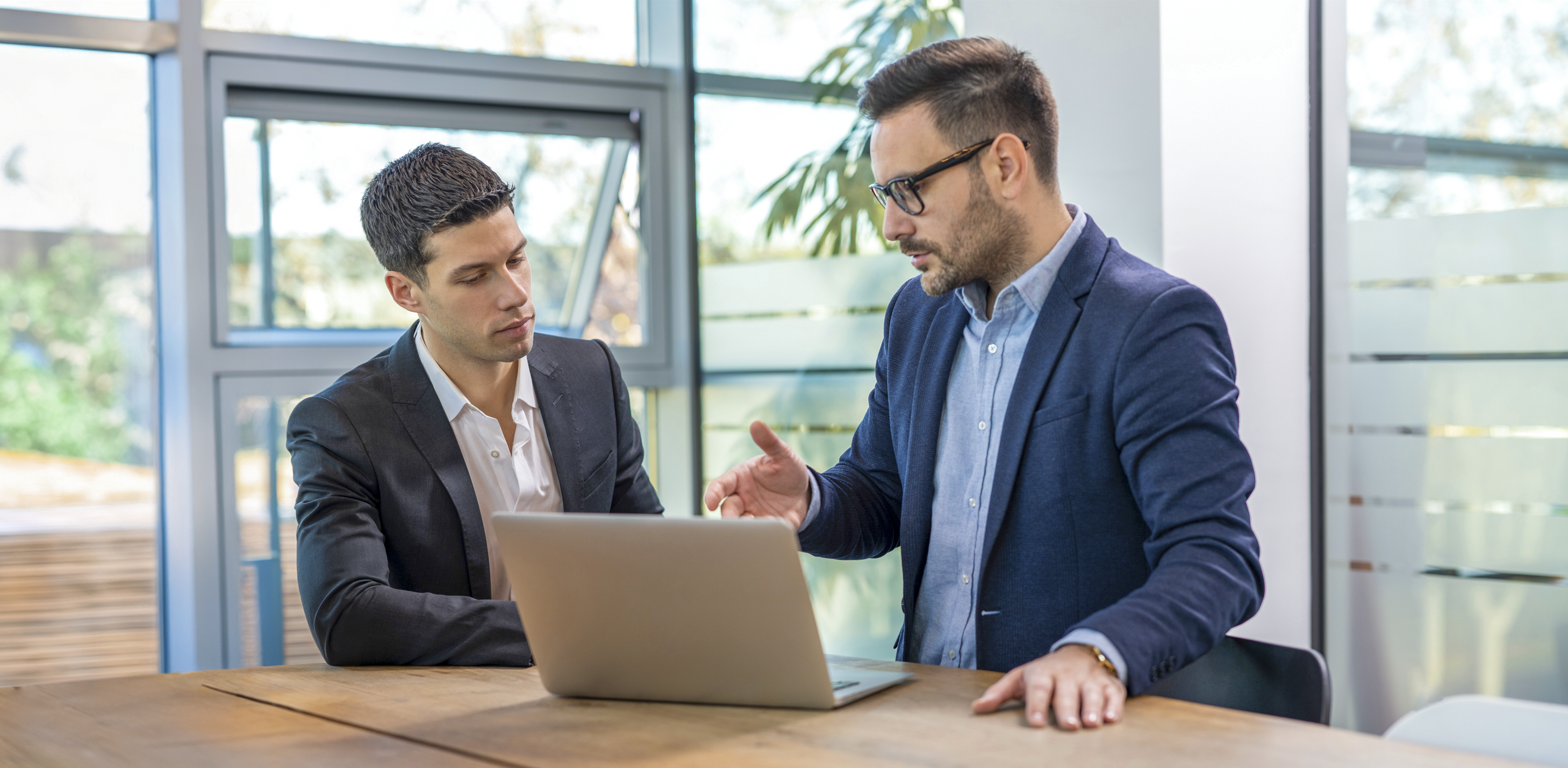 Homme en réunion avec un expert