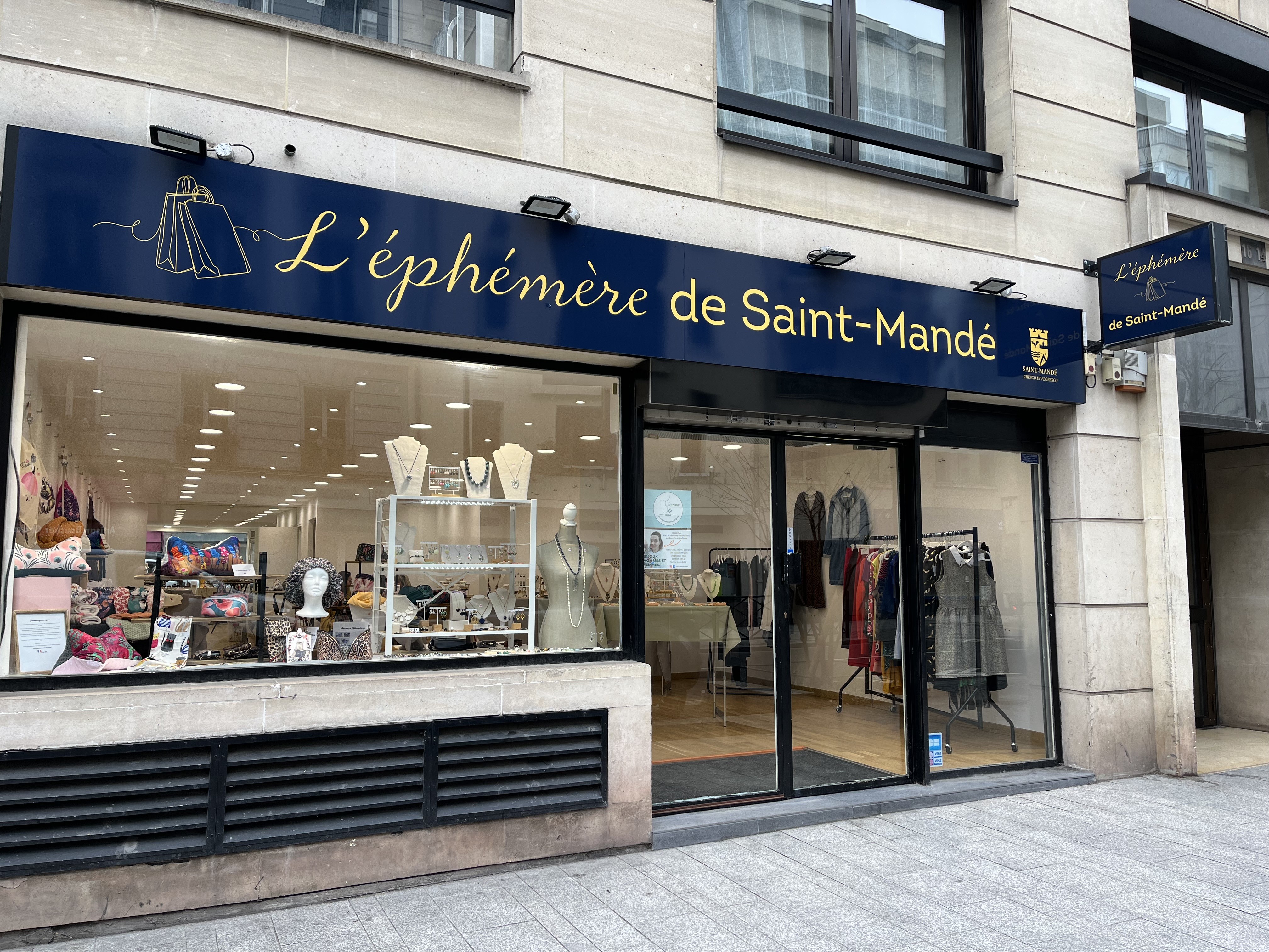 vitrine de la boutique éphémère située à Saint-Mandé 