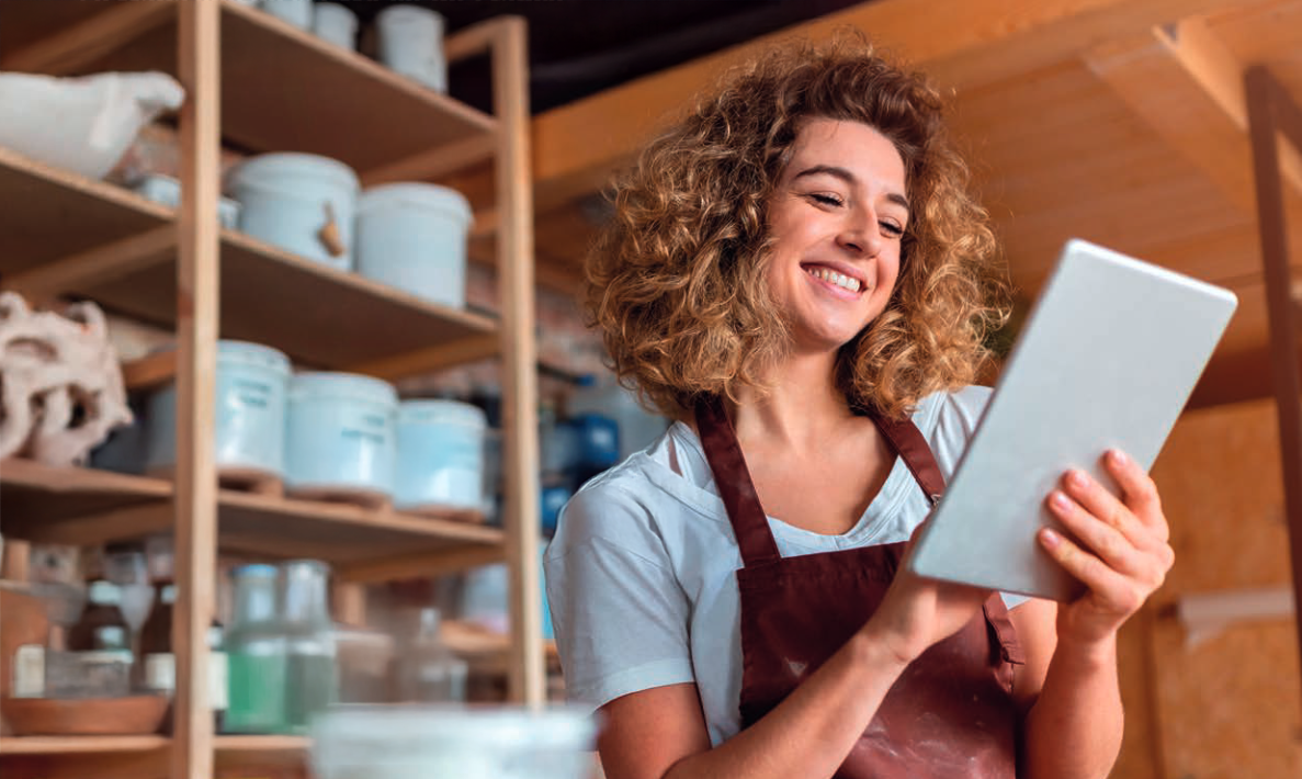 Dame avec une tablette souriante