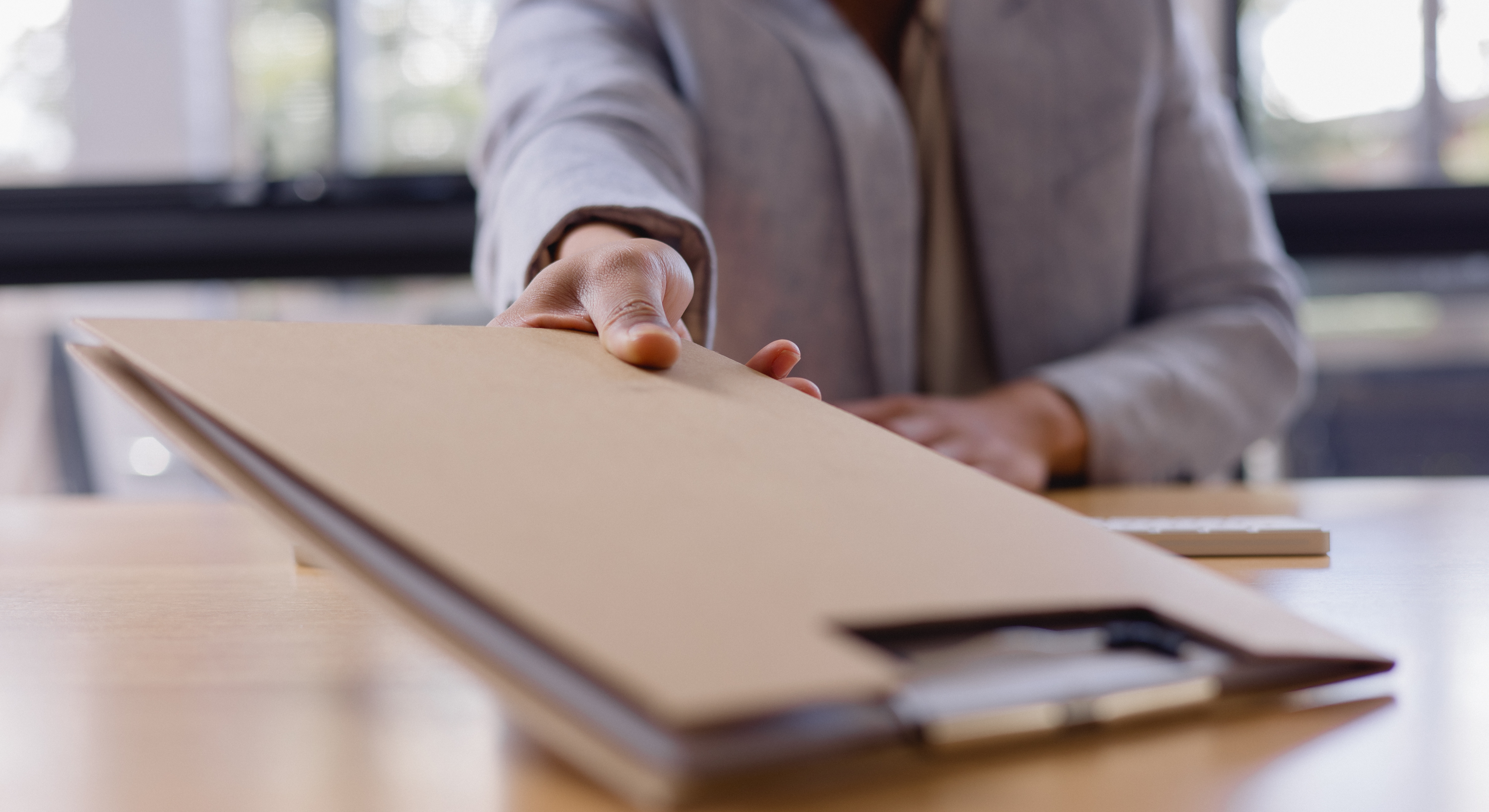 Homme d'affaires transmettant des documents