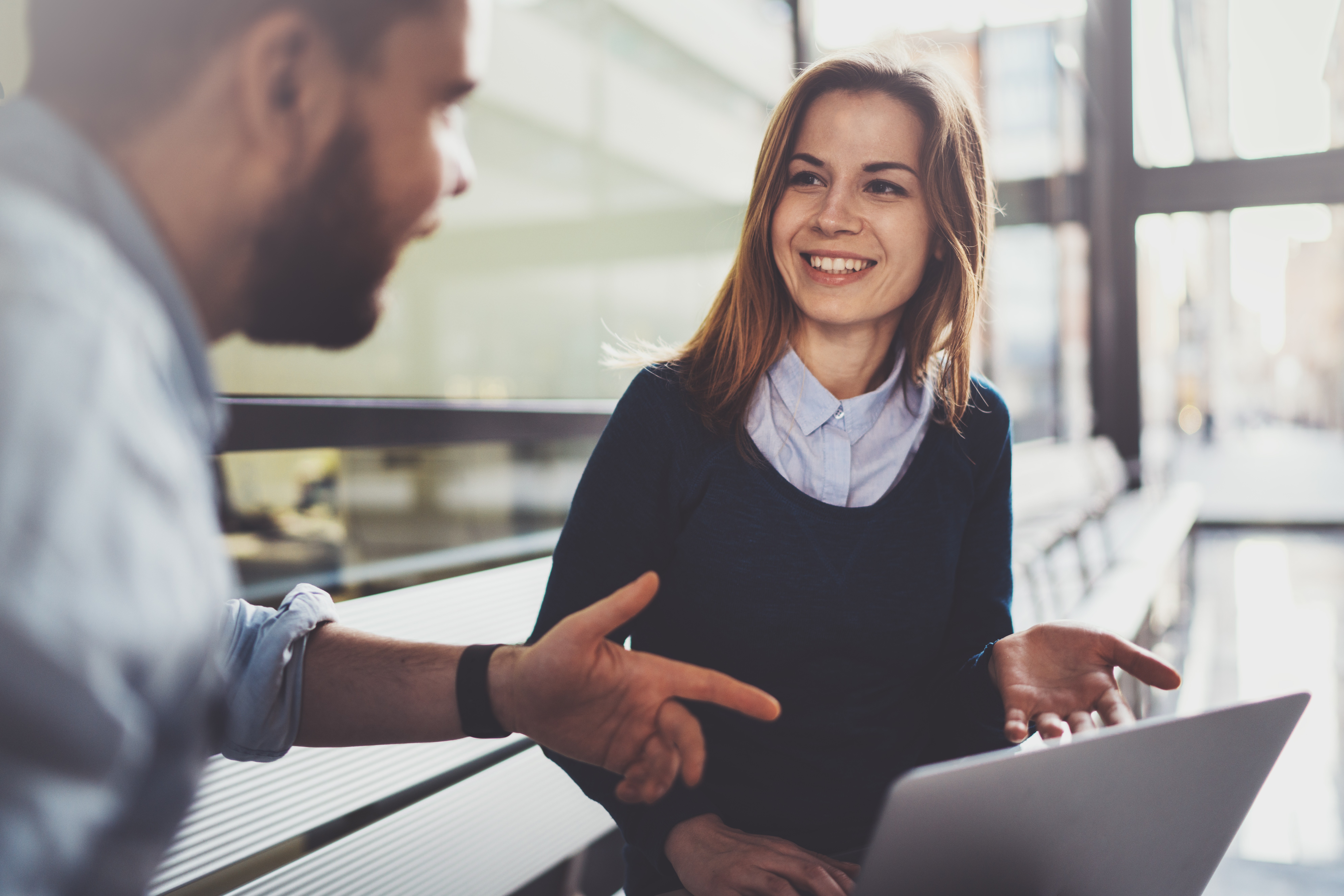Femme train de parler avec un conseiller