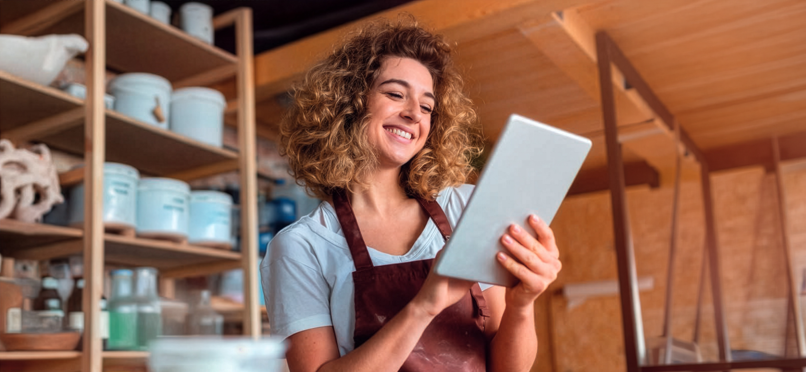 femme qui sourit tablette en main