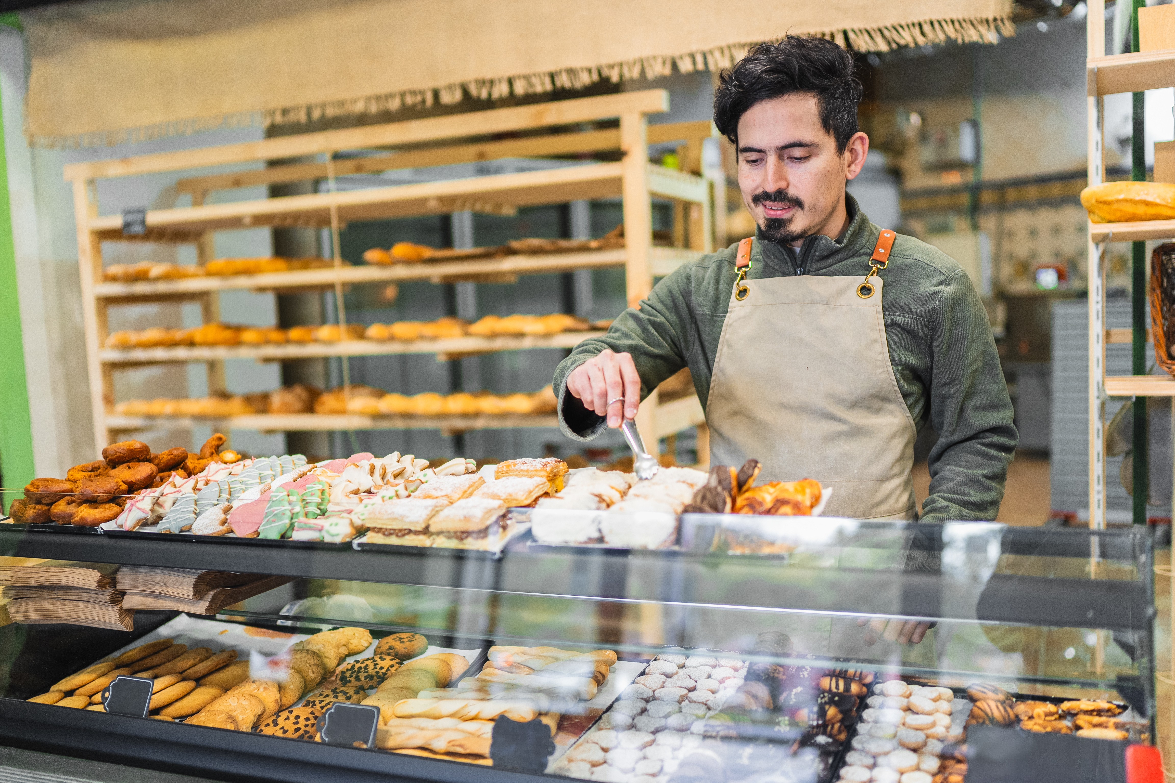 Boulanger qui agence ses produits dans sa vitrine
