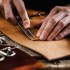 Mains d'artisan travaillant le cuir